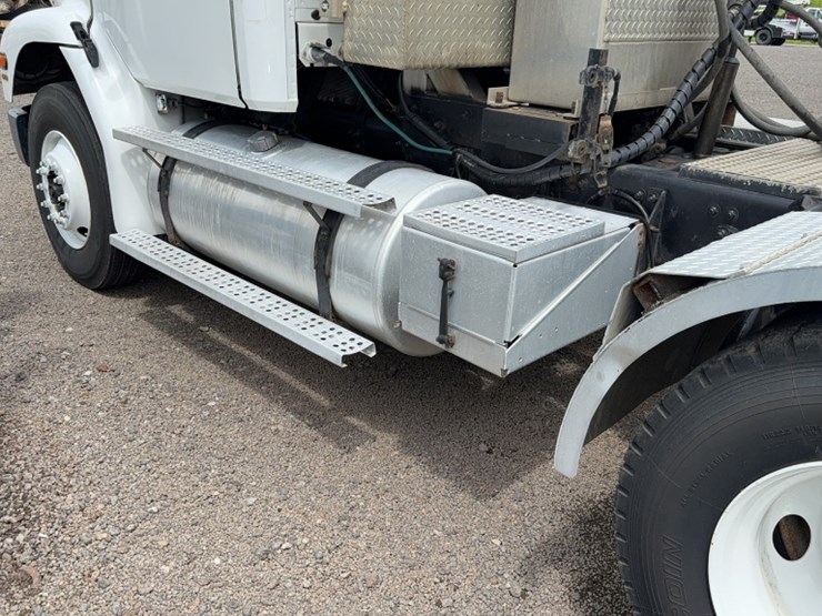 2003-freightliner-fl112-image-13