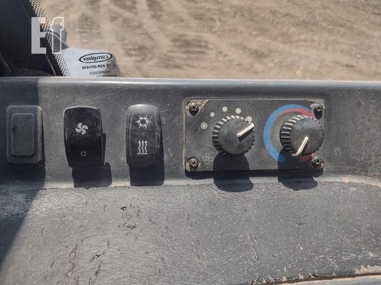 2011-deere-850k-image-13