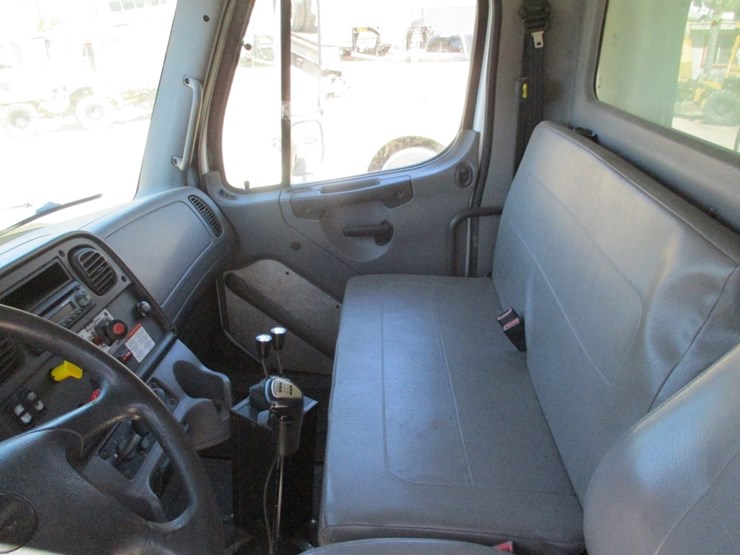 2014-freightliner-114sd-image-8