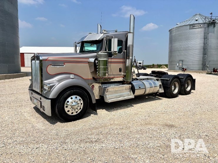 2014-kenworth-w900-image-1