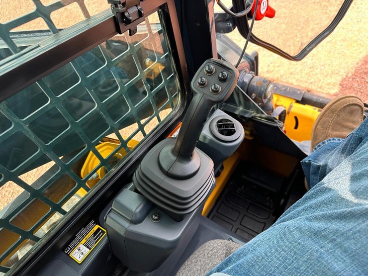2023-deere-317g-image-39