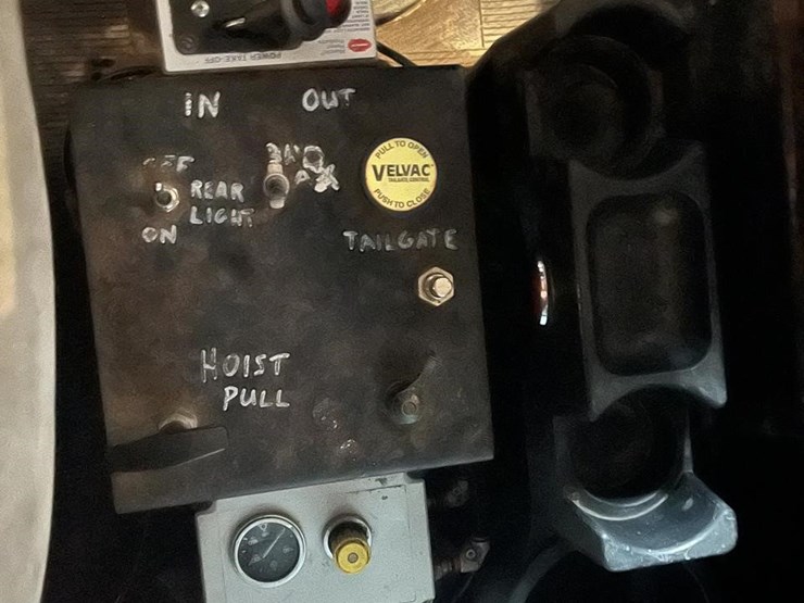 1995-peterbilt-379-image-15