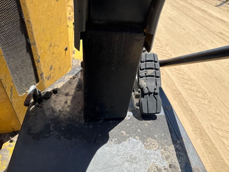 2015-caterpillar-ap-1055f-image-35