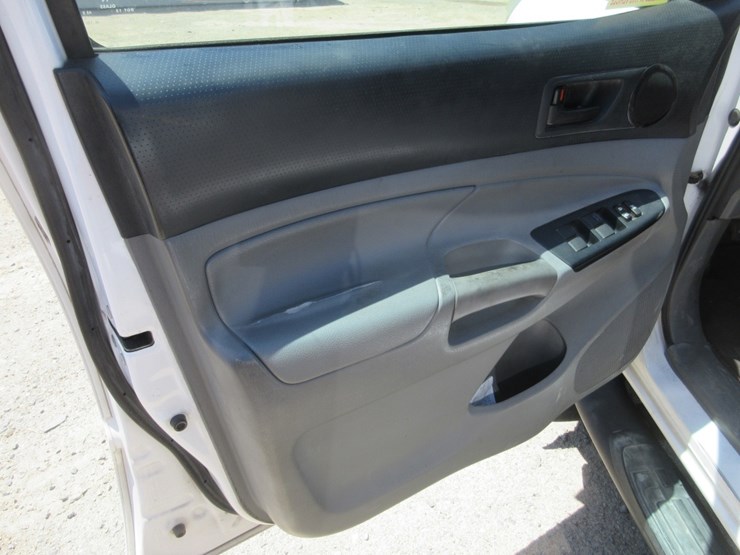 2013-toyota-tacoma-image-11