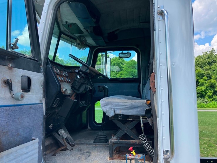 1999-peterbilt-377-image-5