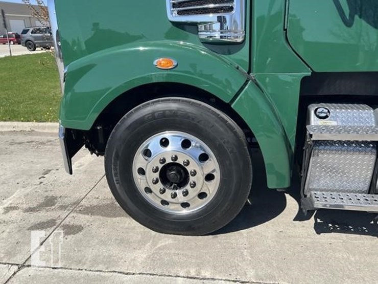 2015-freightliner-coronado-122-image-56