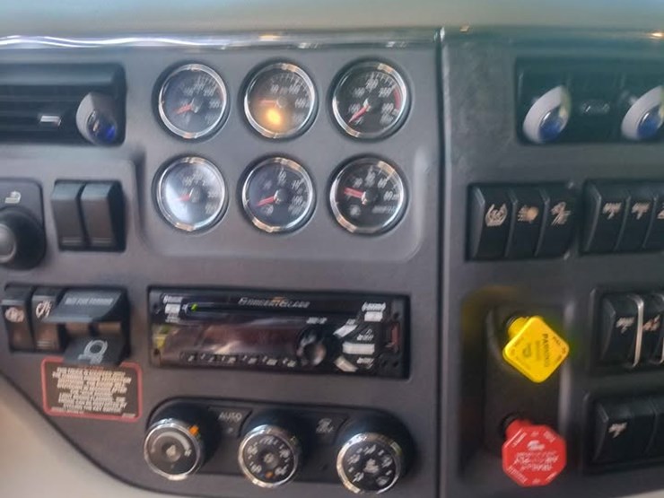 2021-peterbilt-567-image-8