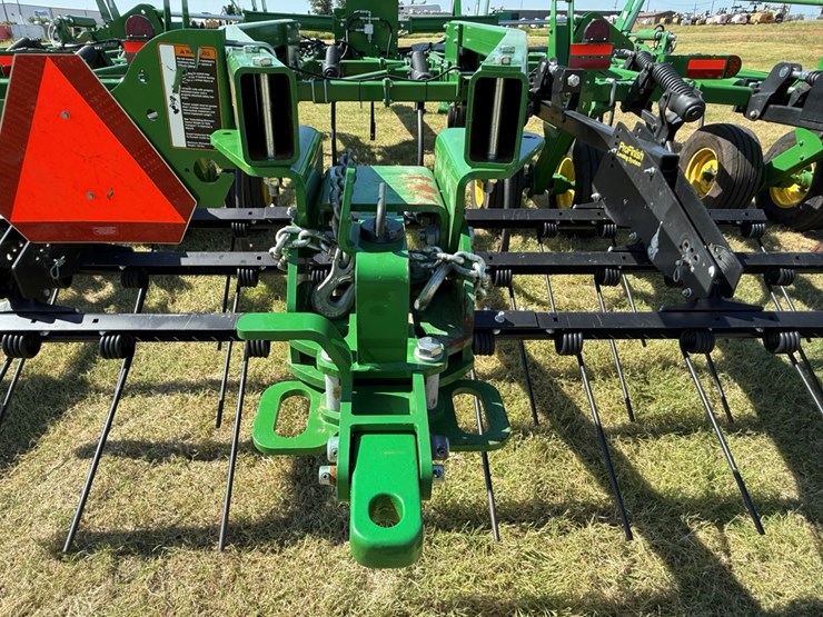2022-john-deere-2430-image-24