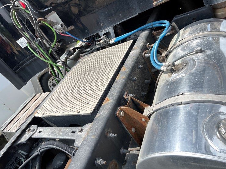2012-kenworth-t800-image-10