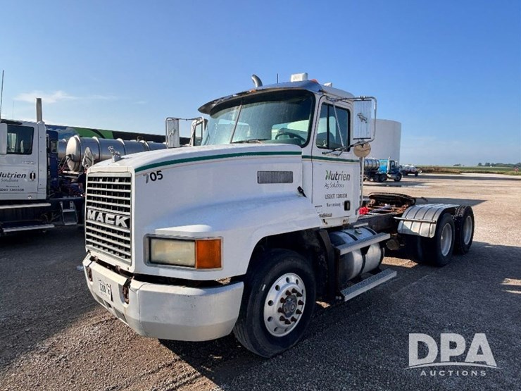 1999-mack-ch613-image-1