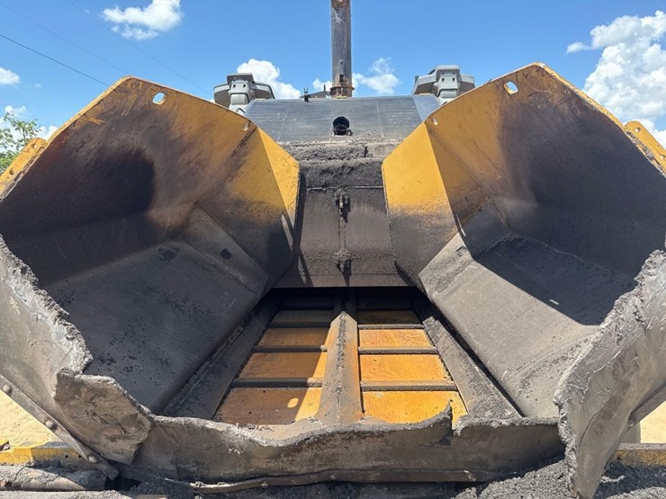 2015-caterpillar-ap-1055f-image-21
