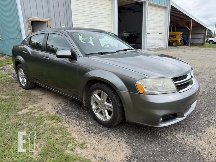 2013-dodge-avenger-image-3