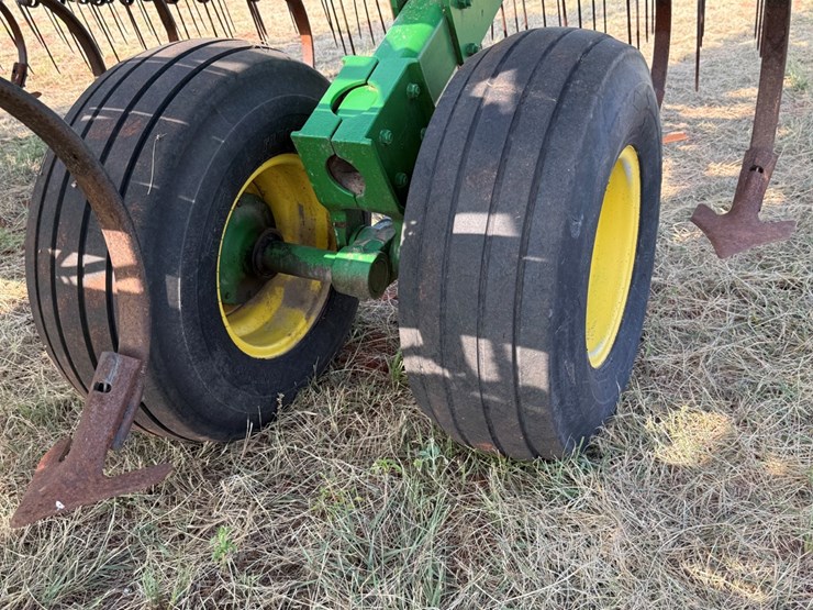 2013-john-deere-2210-image-13