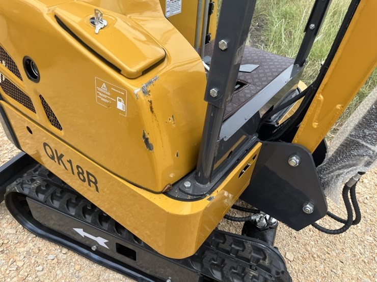 cfg-qk18r-mini-excavator-image-2