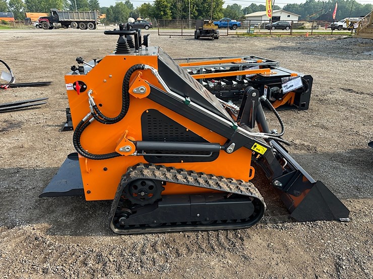 landhero-ldh-t460-mini-skid-steer-image-3