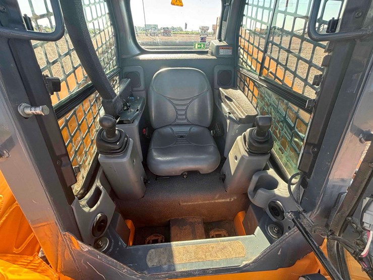 mustang-1900-skid-steer-image-15