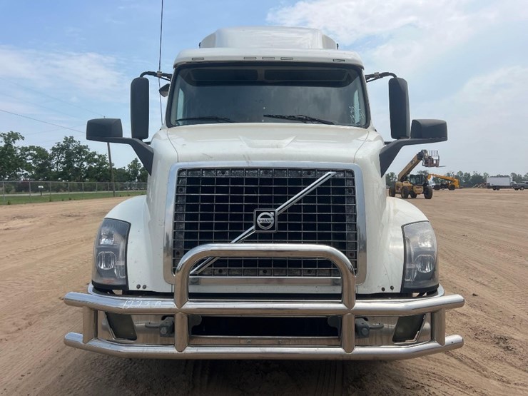 2012-volvo-dbl-sleeper-road-tractor-image-7