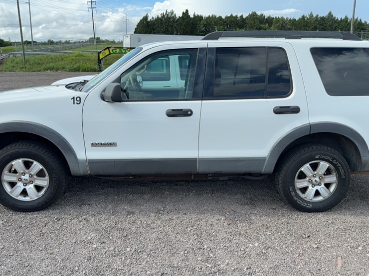 2006-ford-explorer-image-11