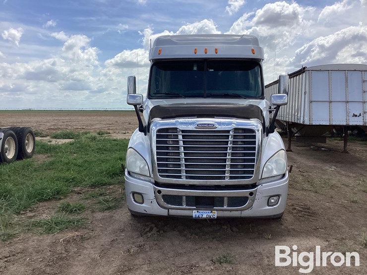 2011-freightliner-cascadia-ca125slp-t/a-truck-tractor-image-2