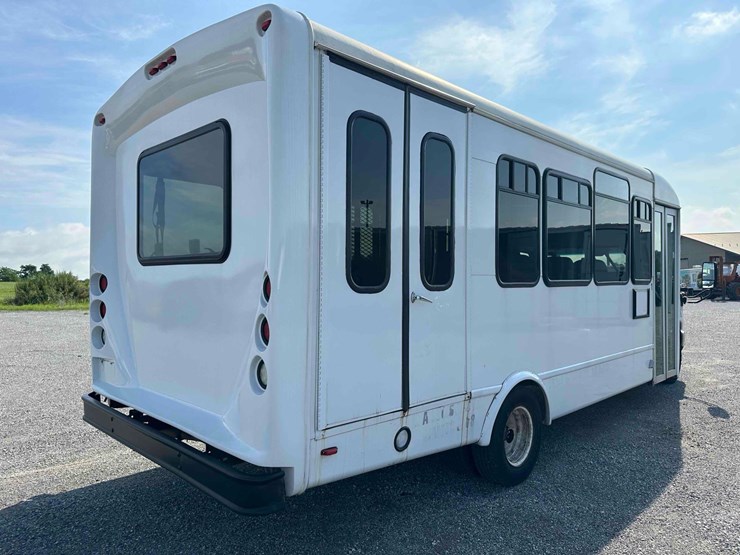 2017-ford-e450-image-17