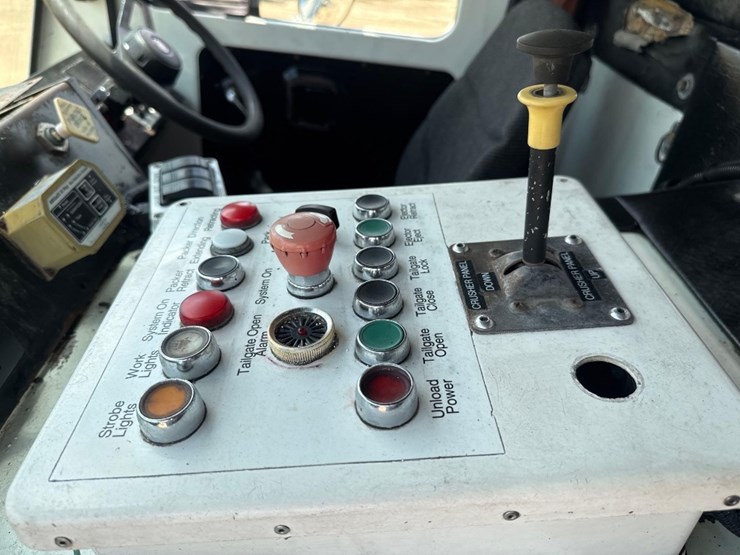 2015-mack-leu633-image-26