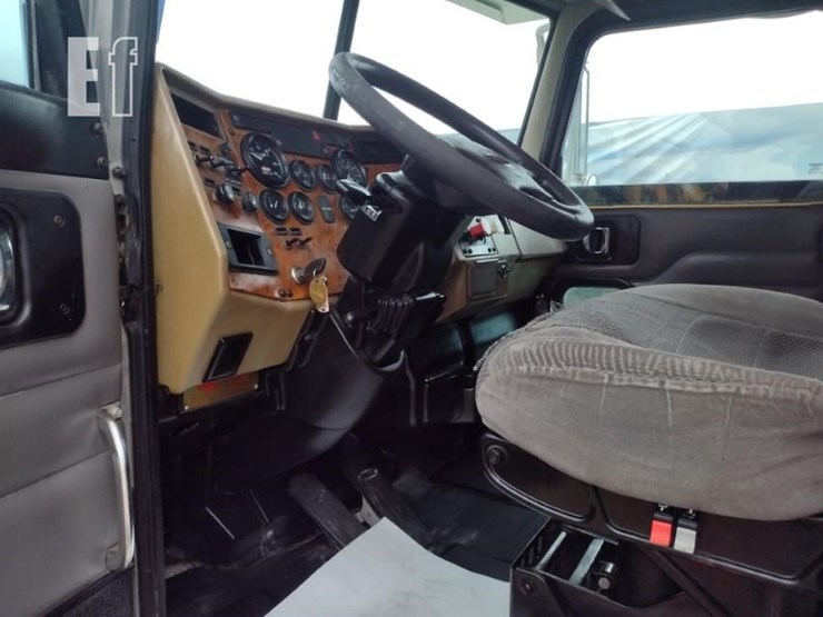 2009-peterbilt-335-image-13
