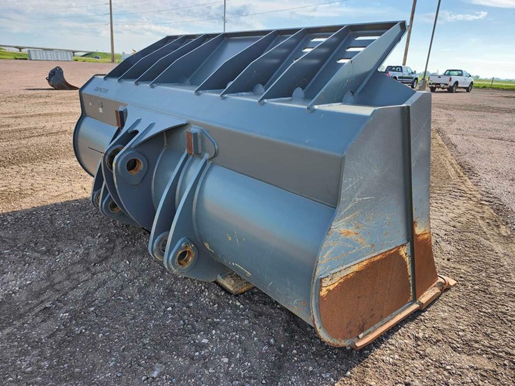 2021-liebherr-l586-bucket-image-3