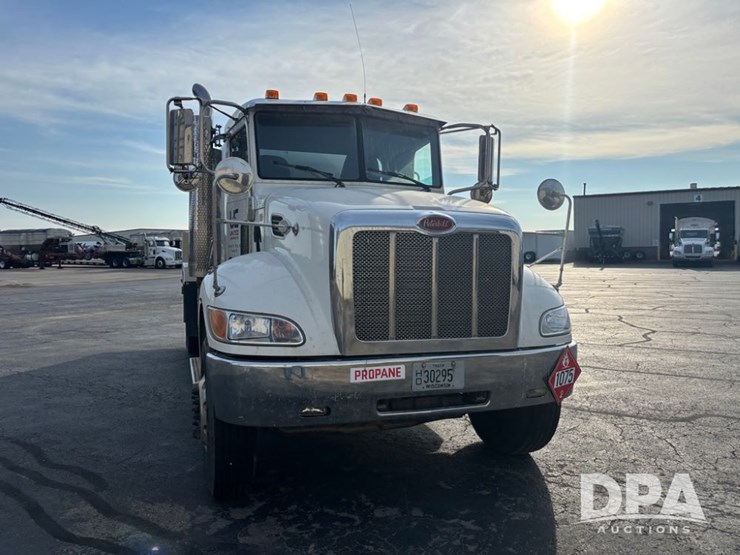 2013-peterbilt-337-image-19