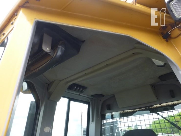 2005-caterpillar-d4g-xl-image-16