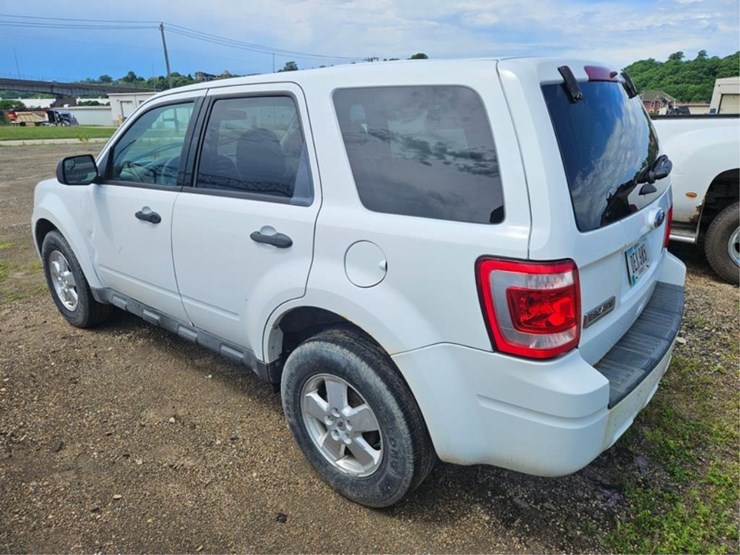 2011-ford-escape-image-3