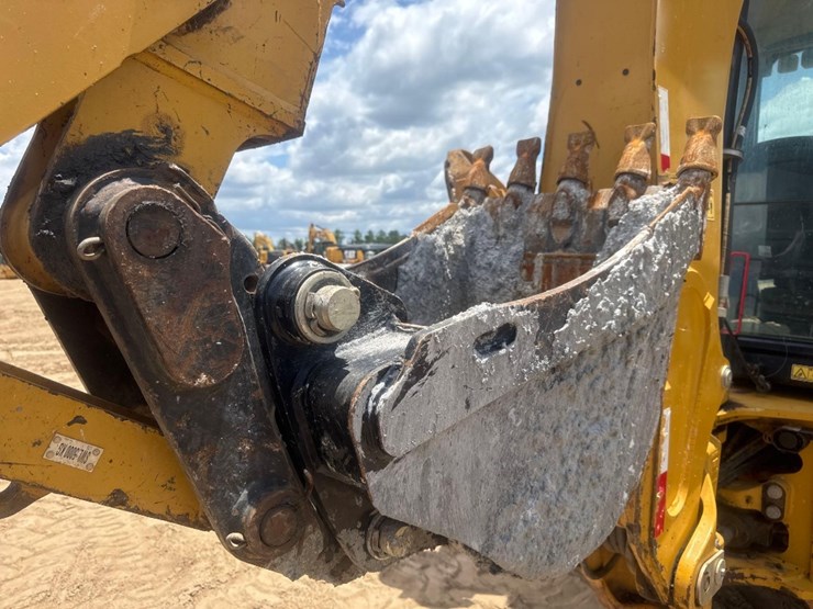 2019-caterpillar-440-image-17
