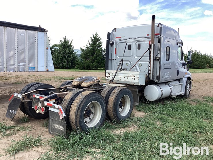 2011-freightliner-cascadia-ca125slp-t/a-truck-tractor-image-5