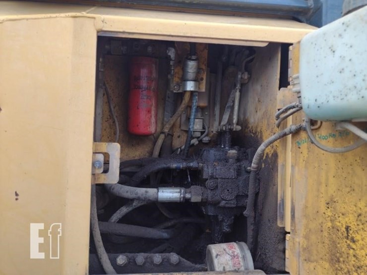 2006-deere-700j-lt-image-41