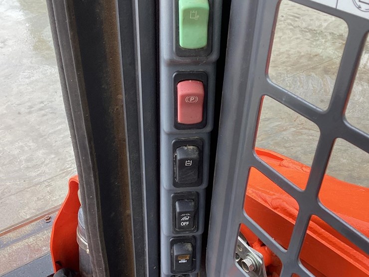 2017-kubota-ssv65-image-18