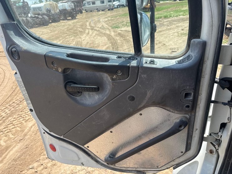 2014-freightliner-s/a-service-truck-image-32
