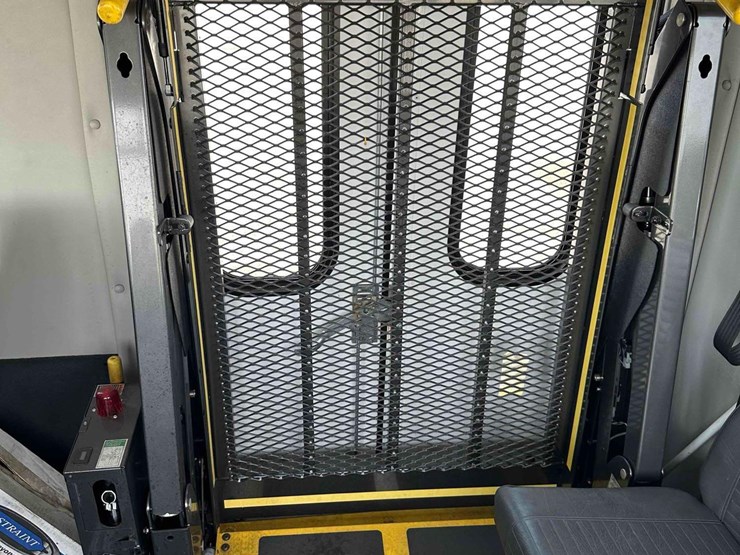 2017-ford-e450-image-31