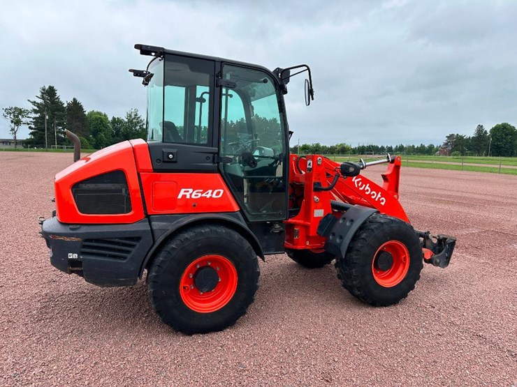 2021-kubota-r640-image-4