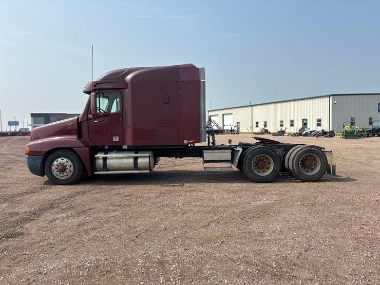 2001-freightliner-truck-tractor-image-7