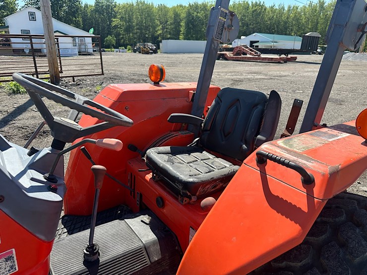 kubota-m9500-tractor-image-9