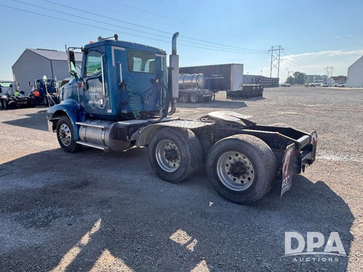 2002-ihc-9400i-day-cab-truck-(gp10940,-unit-109996)-image-10