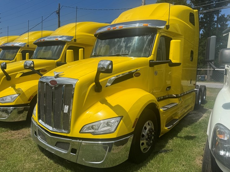 2023-peterbilt-579-image-1