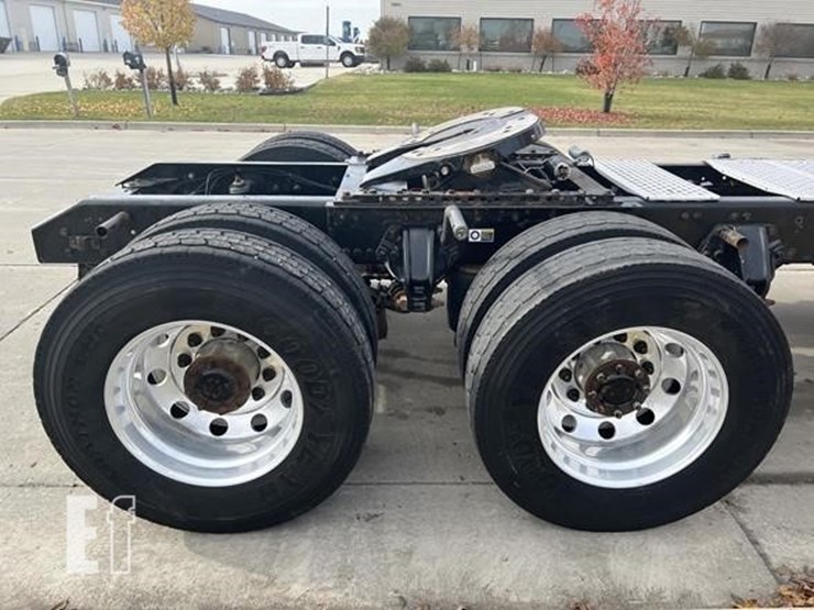 2016-kenworth-t880-image-11