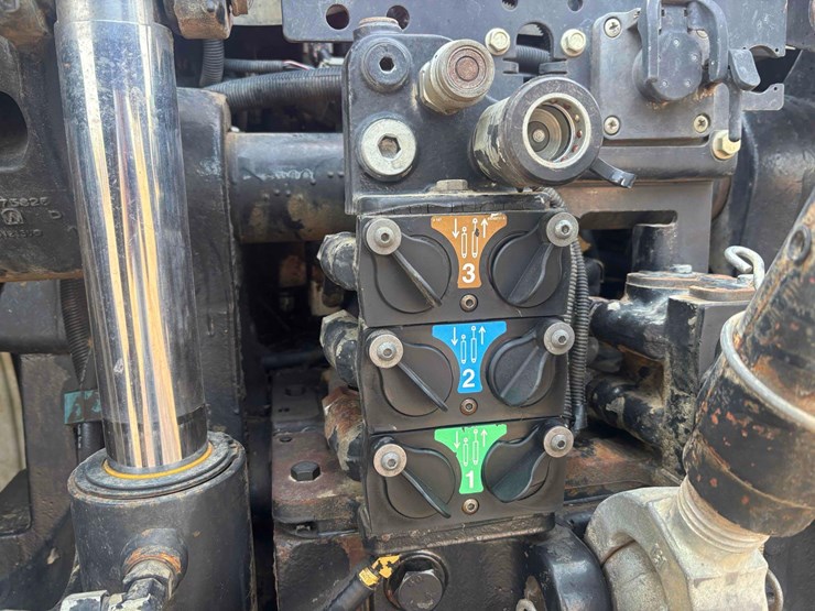 2012-new-holland-t8.360-image-26