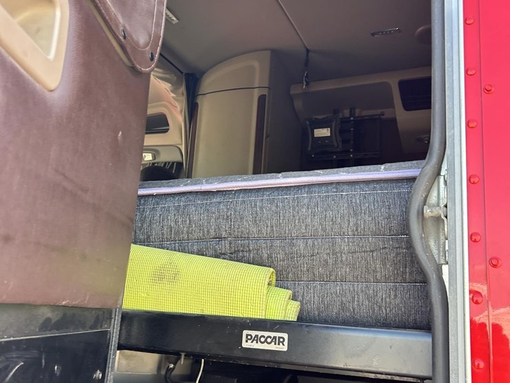 2020-peterbilt-567-image-11