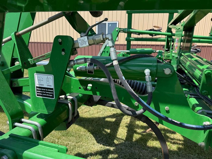 2011-john-deere-2410-image-43