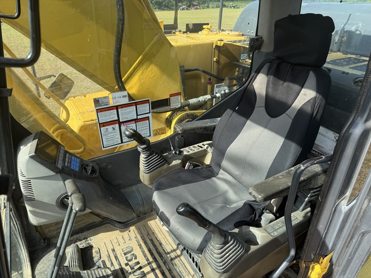 2015-komatsu-pc210-lc-image-13