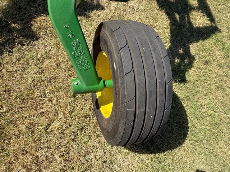 2022-john-deere-2430-image-12