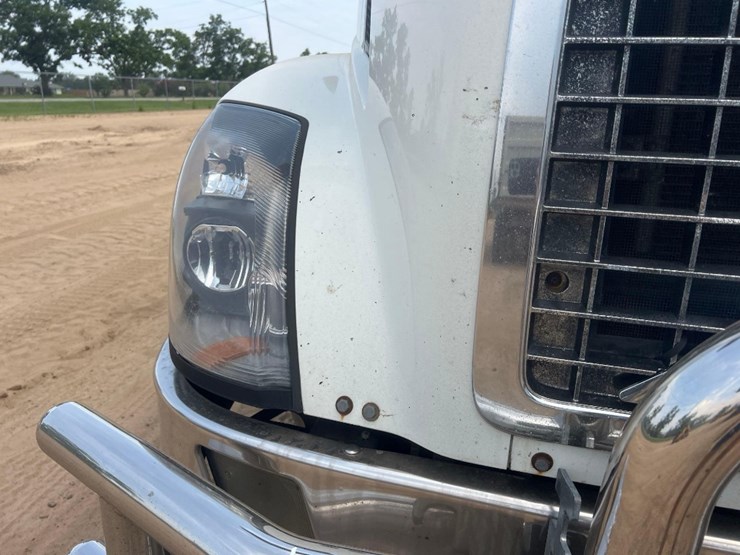 2012-volvo-dbl-sleeper-road-tractor-image-10