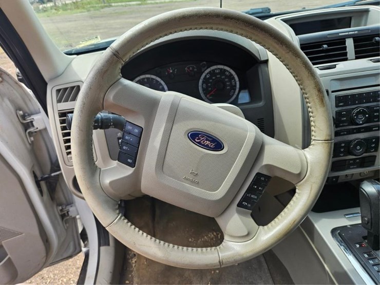 2011-ford-escape-image-18