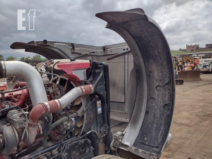 2011-peterbilt-388-image-19